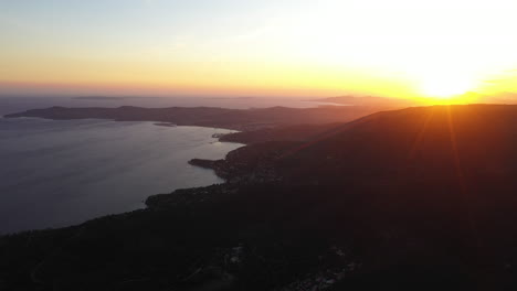 Sonnenuntergang-über-Dem-Badeort-Cavaliere,-Luftaufnahme-Der-Bergsilhouette